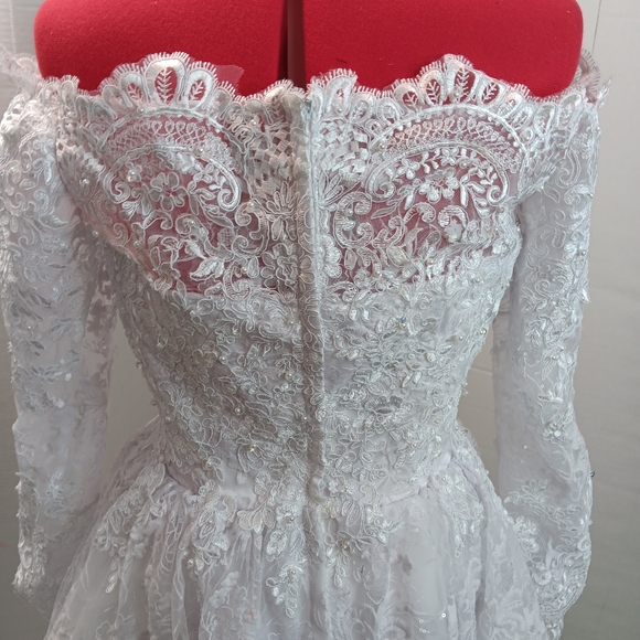 Elegant White Lace Off-Shoulder Dress - Picture 5 of 10